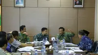 Wakil Gubernur Jawa Timur Emil Elistianto Dardak menemui Bupati Gresik Sambari Halim Radianto dan Wakil Bupati Moh. Qosim serta juga Organisasi Perangkat Daerah (OPD)  bahas Tanggul Kali Lamong. (Foto: Liputan6.com/Dian Kurniawan)