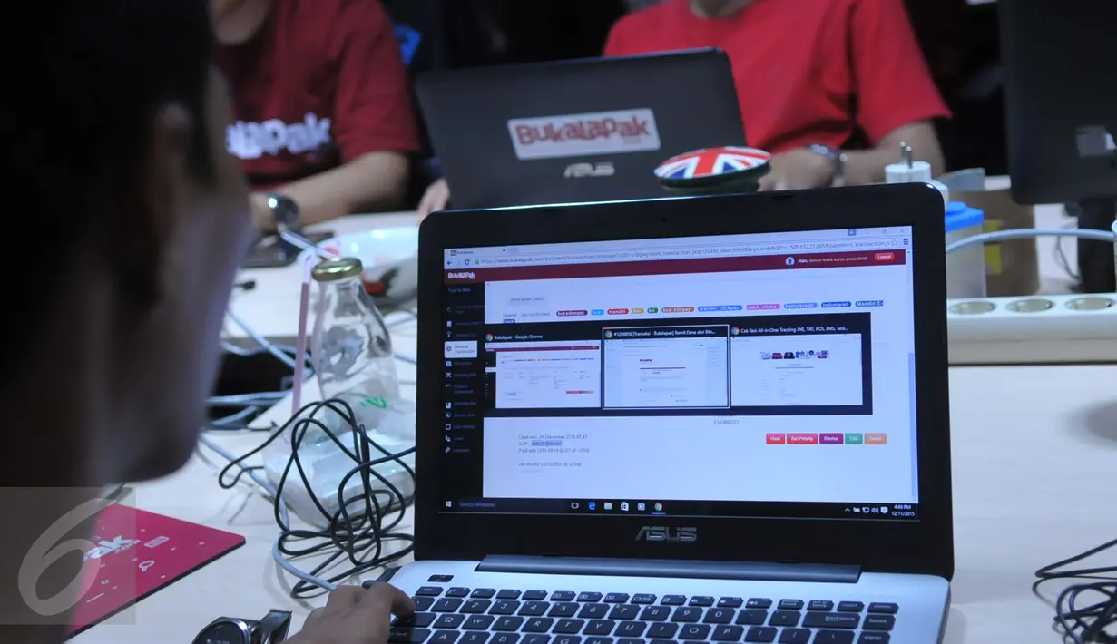 Staf Bukalapak.com saat sibuk melakukan pekerjaan mereka kantor Bukalapak.com, kemang, Jakarta, Jumat, (11/12). Program `The Biggest Deal in This Year` ini berlangsung pada tanggal 10, 11 dan 12 Desember 2015. (Liputan6.com/Faisal R Syam)
