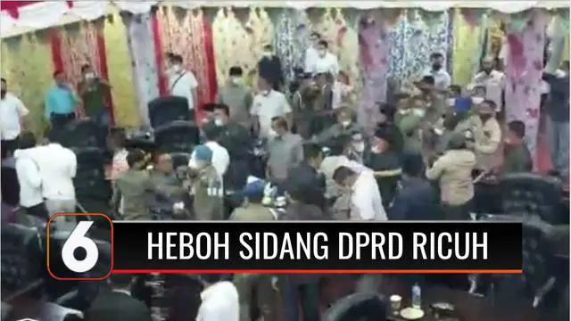 Sidang Paripurna DPRD Kabupaten Solok, Sumatra Barat, diwarnai keributan. Sebagian besar anggota dewan tak menginginkan rapat dipimpin Ketua DPRD yang tengah mendapat mosi tak percaya dari anggotanya.