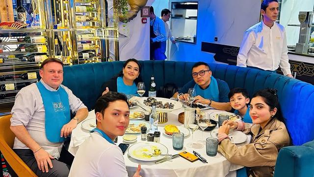 6 Potret Anang-Ashanty Liburan Lebaran di Portugal, Bertemu Keluarga Sarah Menzel