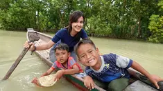 Jodilee Warwick, presenter acara petualang yang gaya penampilannya saat berpetualang sangat menarik untuk dilihat. Termasuk saat ia melakukan interaksi dengan bocah-bocah lokal di sana. Keseruan tampak nyata dari foto Jodilee dengan para bocah. (Liputan6.com/IG/@jodileewarwick)
