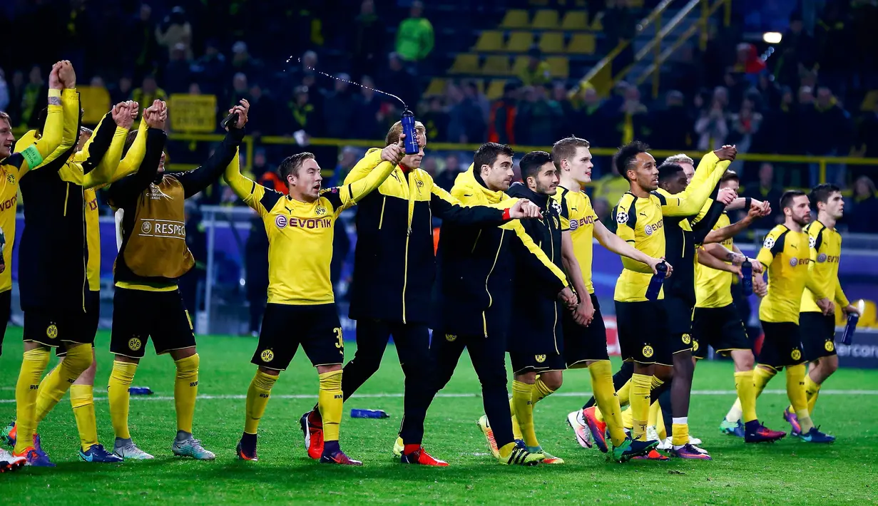 Para pemain Dortmund merayakan kemenangan usai pertandingan melawan Legia Warszawa pada pertandingan Grup F Liga Champiosn di Signal Iduna Park, Jerman (23/11). Dortmund menang telak atas Legia dengan skor 8-4. (REUTERS/Wolfgang Rattay)