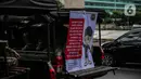 Petugas Satpol PP melakukan sosialisasi kepada masyarakat guna mencegah penularan Covid-19 di Bundaran HI, Jakarta, Kamis (19/3/2020). Sosialisasi yang mengajak masyarakat untuk menerapkan PHBS untuk mengantisipasi penyebaran Covid-19. (Liputan6.com/Faizal Fanani)
