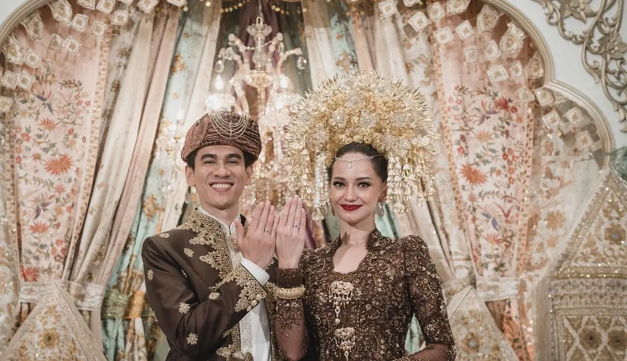 MUA Eva Lovira memoles wajah Enzy dengan gaya bold terlihat dari lipstik merah matte yang menjadi on point. [Foto: IG/enzystoria.].