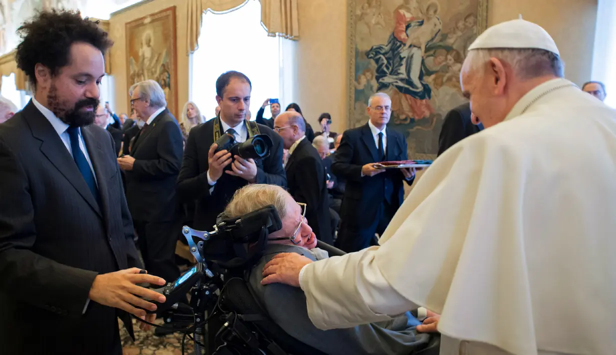 Foto pada tanggal 28 November 2016, Paus Fransiskus bertemu dengan Profesor Stephen Hawking di Vatikan. Stephen Hawking dikenal sebagai salah satu ilmuwan yang paling berpengaruh di dunia. (AFP Photo/Osservatore Romano)