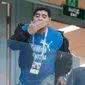Mantan bintang sepak bola, Diego Maradona menyapa penonton saat menyaksikan laga antara Argentina dan Kroasia dalam penyisihan Grup D Piala Dunia 2018 di Nizhny Novgorod Stadium, Nizhny Novgorod, Rusia, Kamis (21/6). (AP Photo/Ricardo Mazalan)