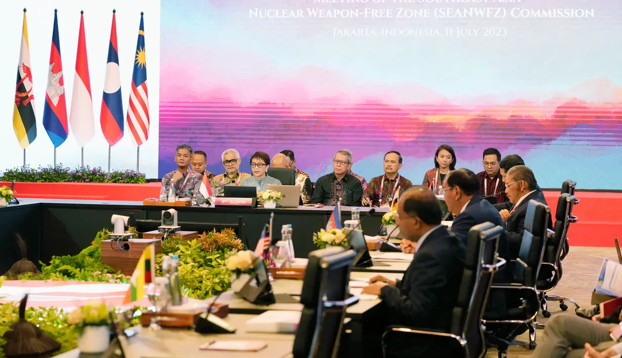 "Krisis-krisis besar dan rivalitas memperparah tantangan-tantangan HAM secara global. ASEAN harus menjadi teladan dan memproyeksikan nilai-nilainya secara global dalam memprioritaskan komunikasi konstruktif ketimbang tindakan saling menunjuk-nunjuk," tegas Menlu Retno Marsudi dalam forum ASEAN Intergovernmental Commission on Human Rights (AICHR), Selasa (11/7/2023). (AP Photo/Achmad Ibrahim, Pool)