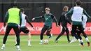 <p>Bek Liverpool Kostas Tsimikas (tengah) berlari dengan bola selama sesi latihan di tempat latihan mereka di Liverpool, Inggris, Rabu (25/6/2022). Liverpool mengusung misi balas dendam saat menghadapi Real Madrid di final Liga Champions di Parc des Princes, Paris pada Minggu, 29 Mei 2022 dini hari WIB. (Paul ELLIS / AFP)</p>