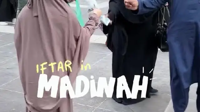 Momen Ririn Ekawati dan Rini Yulianti Bagi-Bagi Takjil (credit: instagram/riniyulianti)