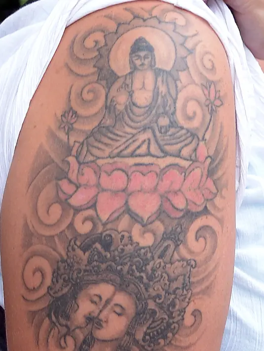 File foto pada 22 April 2014 memperlihatkan tato Sang Buddha di lengan Naomi Coleman asal Inggris. Coleman, seorang perawat kesehatan mental, mengambil langkah hukum terhadap pihak berwenang Sri Lanka sekembalinya ke Inggris. (Lakruwan WANNIARACHCHI/AFP)