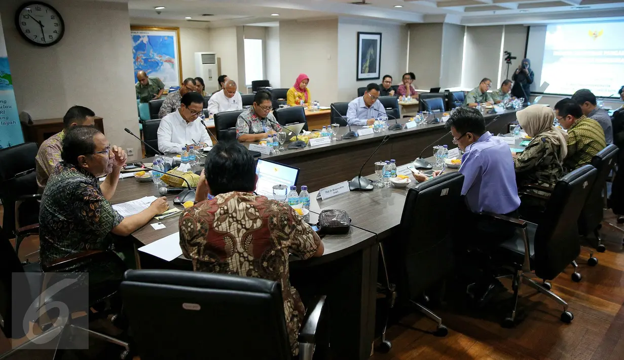 Suasana rapat koordinasi yang dipimpin Menteri Koordinator Bidang Maritim, Rizal Ramli, di Gedung BPPT, Jakarta, Kamis (21/1/2016). Rapat koordinasi tersebut membahas pangan dan kemiskinan. (Liputan6.com/Faizal Fanani)