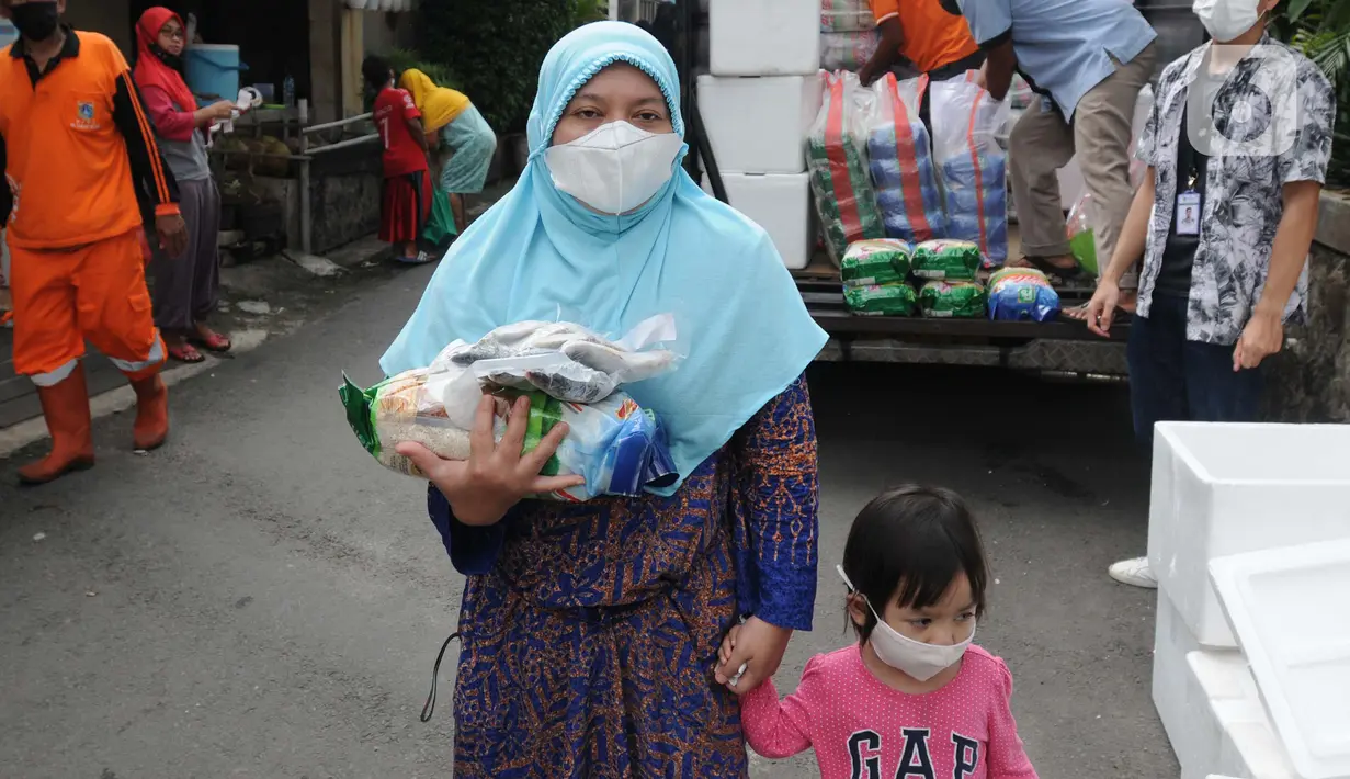 Warga saat Program Pangan Bersubsidi Februari 2022 di RPTRA Bahari, Cilandak, Jakarta selatan, Rabu (9/2/20222). Program Pangan Bersubsidi diperuntukkan untuk warga DKI pemegang KJP Plus, lansia, penyandang disabilitas, buruh ber-KTP DKI, dan guru non PNS. (merdeka.com/Arie Basuki)