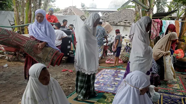 Bangunan Luluh Lantak, Korban Gempa Lombok Salat di Luar Ruangan