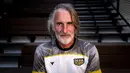 <p>Pelatih Dewa United, Jan Olde Riekerink berpose di depan fotografer setelah melakukan sesi wawancara di basecamp Dewa United, Pagedangan, Tangerang, Selasa (18/07/2023). (Bola.com/Bagaskara Lazuardi)</p>
