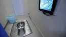 Kondisi toilet umum pertama yang dilengkapi Wi-fi, mesin ATM hingga tempat pengisian energi untuk ponsel dan mobil listrik di Beijing, Kamis (19/11). Toilet ini juga akan dibuka di pinggiran kota Beijing dan kota lainnya. (CHINA OUT AFP PHOTO)