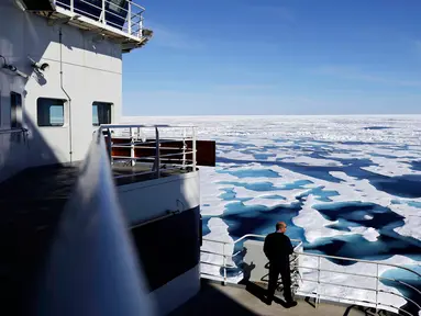 Kapten penjaga pantai Kanada Victor Gronmyr melihat es yang menutupi Selat Victoria dari atas kapal pemecah es Finlandia MSV Nordica saat melintasi Northwest Passage melalui Kepulauan Arktik Kanada (22/7). (AP Photo/David Goldman)