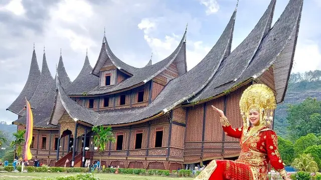 Ira Wibowo mengenakan busana adat Minang (Instagram/irawbw)