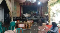 Pentas kesenian Janger di salah satu peseta pernikahan di Banyuwangi dibubarkan Satgas Cobid-19 karena mengudang kerumunan besar. (Hermawan Arifianto/Liputan6.com)