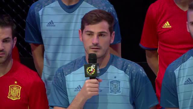 Spanyol meresmikan jersey baru yang akan digunakan timnas sepak bolanya pada EURO 2016 di Prancis nanti.