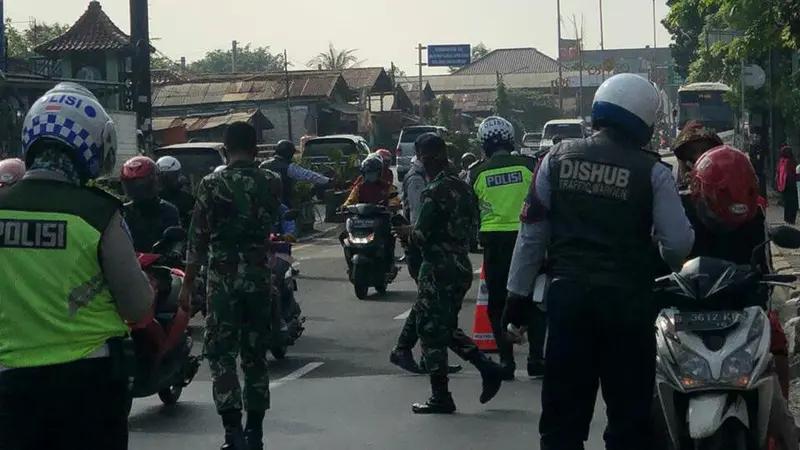 Pemerintah Kota (Pemkot) Bekasi turut melibatkan relawan untuk menertibkan masyarakat selama pelaksanaan Pembatasan Sosial Berskala Besar (PSBB) jilid II