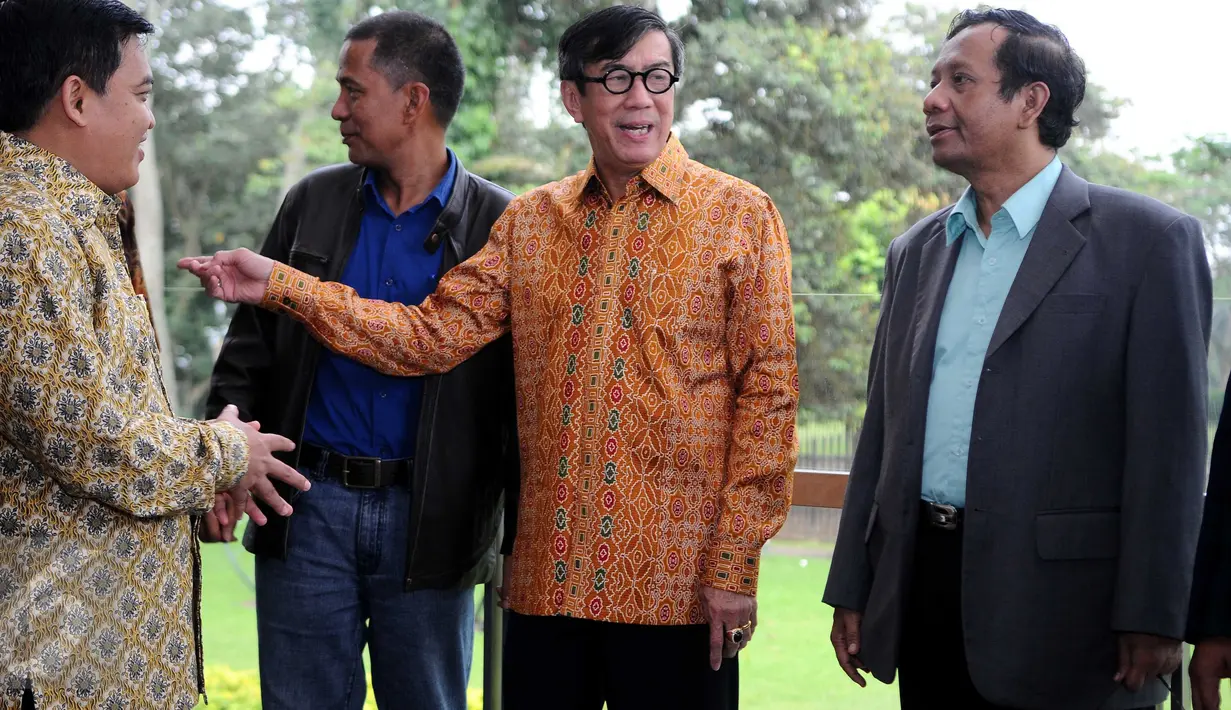 Menkumham, Yasonna Laoly dan Mohammad Mahfud M.D berbincang usai rapat koordinasi di Bogor, Jawa Barat, Sabtu (24/9). Forum diikuti pakar ahli hukum untuk mengakomodasi keinginan publik. (Liputan6.com/Gempur M Surya).