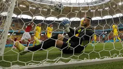 Penjaga gawang Ukraina Heorhiy Bushchan terduduk usai pemain Austria Christoph Baumgartner mencetak gol ke gawangnya pada pertandingan Grup C Euro 2020 di Stadion National Arena, Bucharest, Rumania, Senin (21/6/2021). Ukraina kalah 0-1. (AP Photo/Vadim Ghirda)