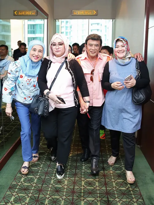 Dari sekian banyak penonton, ada satu nama yang menarik perhatian publik yang ikut menyaksikan film bergenre komedi ini. Pedangdut Rhoma Irama menjadi salah satu pihak yang menyaksikan Warkop DKI Reborn 2. (Bambang E.Ros/Bintang.com)