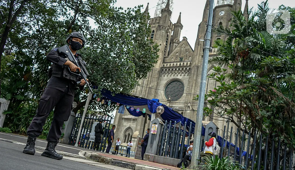 Polisi bersenjata melakukan pejagaan saat misa Minggu Paskah di Gereja Katedral, Jakarta, Minggu (4/4/2021). Sejumlah personel gabungan TNI-Polri disipakan untuk melakukan pengamanan di sejumlah gereja pada perayaan Paskah. (Liputan6.com/Faizal Fanani)