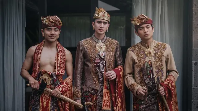 6 Gaya Riza Syah Pakai Baju Adat Bali, Dipuji Makin Tampan