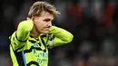 Reaksi kecewa kapten Arsenal, Martin Odegaard setelah gagal memaksimalkan peluang di depan gawang Aston Villa pada laga pekan ke-16 Liga Inggris 2023/2024 di Villa Park, Birmingham, Minggu (10/12/2023) dini hari WIB. (AFP/Justin Tallis)