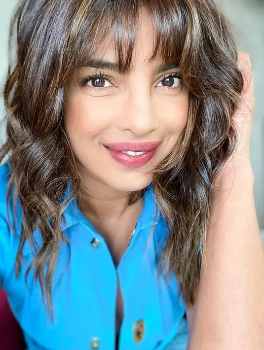 Grown-out shag adalah versi gaya rambut yang dimiliki oleh Priyanka Chopra seperti terlihat pada foto ini. Inspirasinya datang dari era akhir 60an hingga awal 70an. Foto: Instagram @priyankachopra.