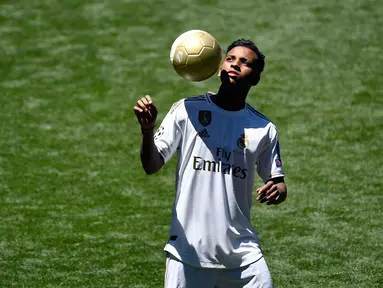 Penyerang Real Madrid Rodrygo Goes memainkan bola saat dirinya diperkenalkan secara resmi di Stadion Santiago Bernabeu, Madrid, Spanyol, Selasa (18/6/2019). Pemain asal Brasil tersebut secara resmi telah bergabung dengan Real Madrid. (OSCAR DEL POZO/AFP)