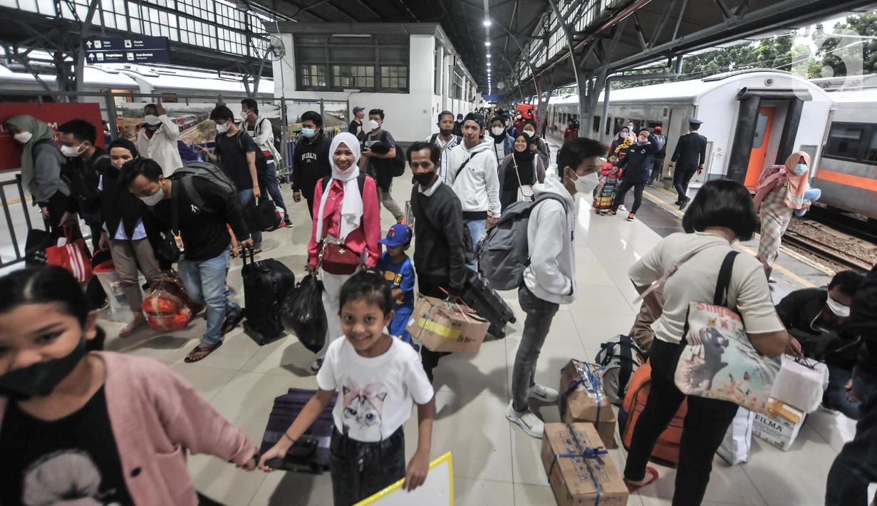 <p>Penumpang turun dari kereta api jarak jauh setibanya di Stasiun Pasar Senen, Jakarta Pusat, Senin (9/5/2022). PT Kereta Api Indonesia (KAI) mengungkapkan gelombang arus balik pemudik pada H+7 Lebaran 2022 terpantau masih tinggi. Tercatat sebanyak 40.800 penumpang tiba pada hari Senin ini dikarenakan penundaan waktu sekolah dan pelaksanaan Work From (WFH). (merdeka.com/Iqbal S Nugroho)</p>