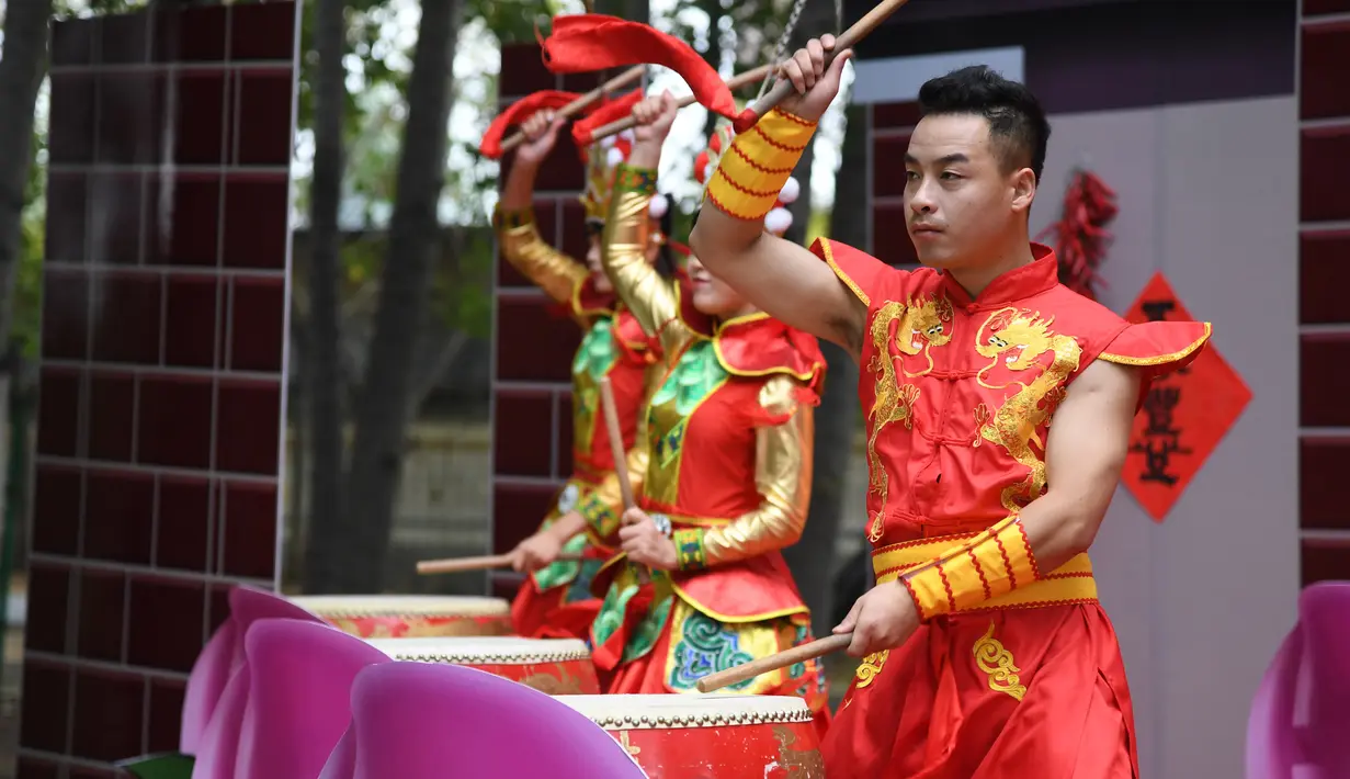 Para seniman menabuh drum pada pembukaan acara perayaan untuk menandai festival panen petani China di Distrik Pinggu, Beijing, ibu kota China, pada 24 September 2020. (Xinhua/Ren Chao)