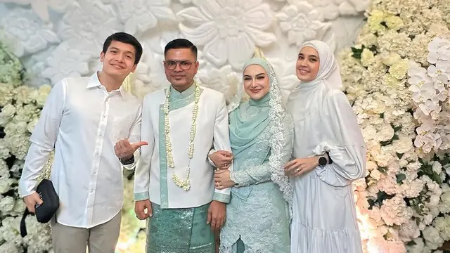 Dhini Aminarti dan Dimas Seto saat Hadir Akad Nikah Irish Bella dan Haldy Sabri. [@dhiniaminarti]