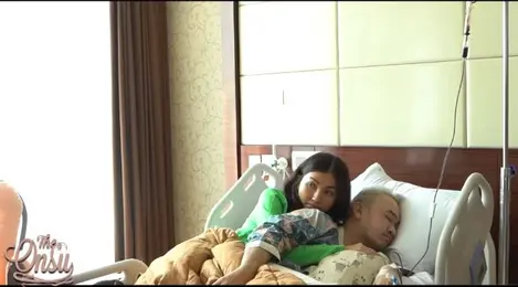 6 Momen Haru Sarwendah Rawat Ruben Onsu di Rumah Sakit, Peluk Hingga Menyisir Rambut