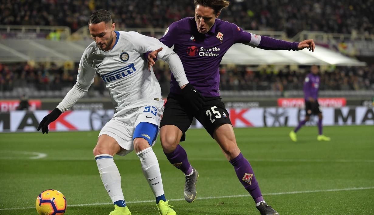 Duel antara D’Ambrosio dan Federico Chiesa pada laga lanjutan Serie A yang berlangsung di stadion Artemio Franci, Firenze, Senin (25/2). Inter Milan imbang 3-3 kontra Fiorentina (AFP/Tiziana Fabi)