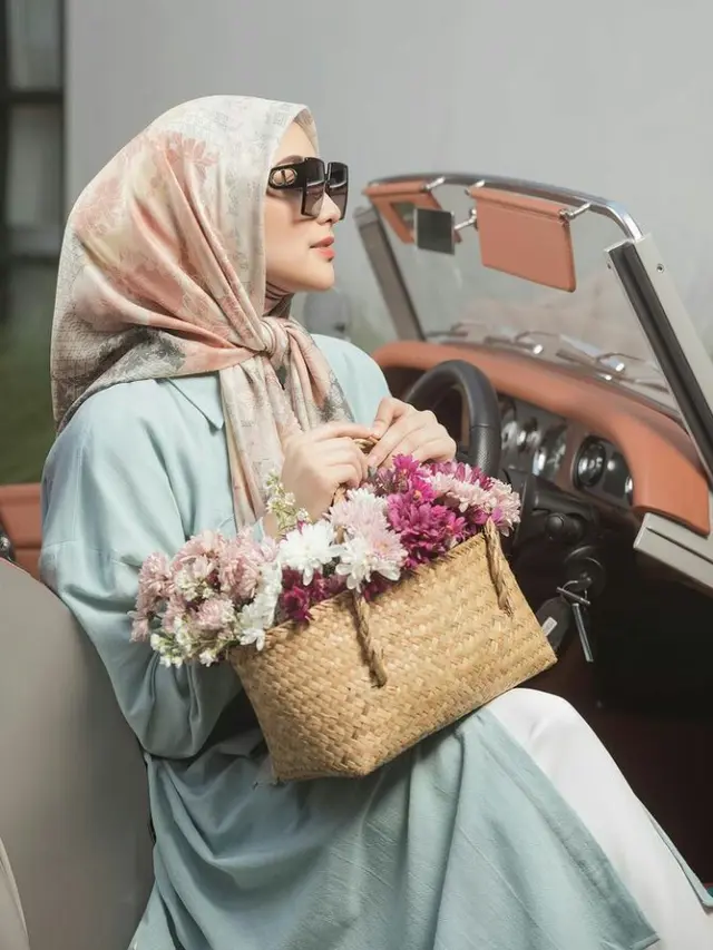 7 Gaya Hijab Segi Empat Trend Terbaru ala Seleb Tanah Air, Aurel-Lesti Kejora