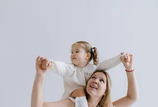 Pola asuh yang terlalu ekstrem baik terlalu mengontrol, maupun terlalu bebas tidak selalu menjadi pilihan terbaik. (Foto/dok: Pexels/Alina Matveycheva)
