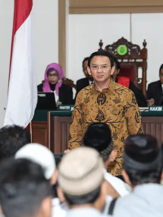Basuki Tjahaja Purnama (Ahok) bersiap menjalani sidang lanjutan dugaan penistaan agama di Gedung Auditorium Kementerian Pertanian, Jakarta, Selasa (3/1). Rencananya enam saksi akan dihadirkan dalam sidang keempat ini. (Liputan6.com/Dharma Wijayanto/Pool)