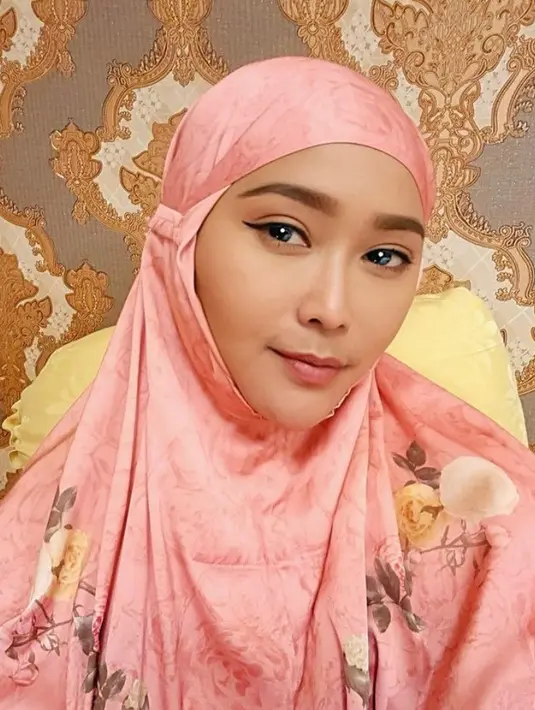 Inul Daratista selfie mengenakan mukena warna pink yang memiliki motif bunga mawar. [@inul.d]