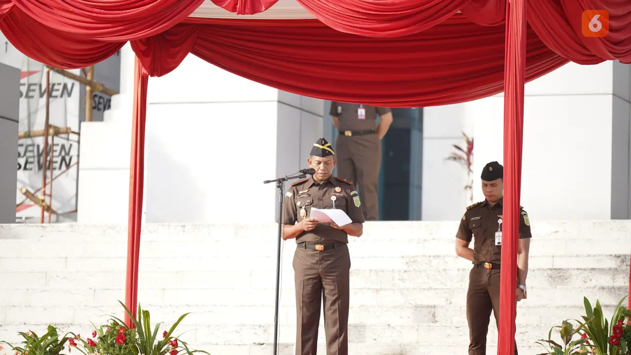 Wakajati Sulsel Teuku Rahman memimpin upacara Hari Ulang Tahun Persatuan Jaksa Indonesia (HUT Persaja ke-74). (Liputan6.com/Eka Hakim)