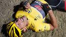 Pemimpin sementara atau pemegang jersey kuning, Fabien Cancellara tampak menahan sakit usai insiden kecelakaan yang melibatkan puluhan pebalap sepeda saat babak ketiga Tour de France dari Anvers ke Huy di Belgia, Senin (6/7/2015). (REUTERS/Eric Gaillard)