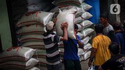 Berdasarkan Panel Harga Badan Pangan Nasional (Bapanas), Rabu (17/4/2024) pukul 14.39 WIB, harga beras premium turun tipis -0,12% atau Rp20 menjadi Rp16.010 per kilogram. (Liputan6.com/Angga Yuniar)