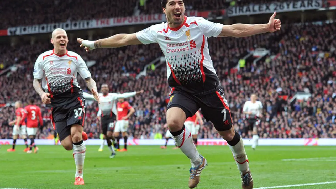 Suarez dan Skrtel melakukan selebrasi