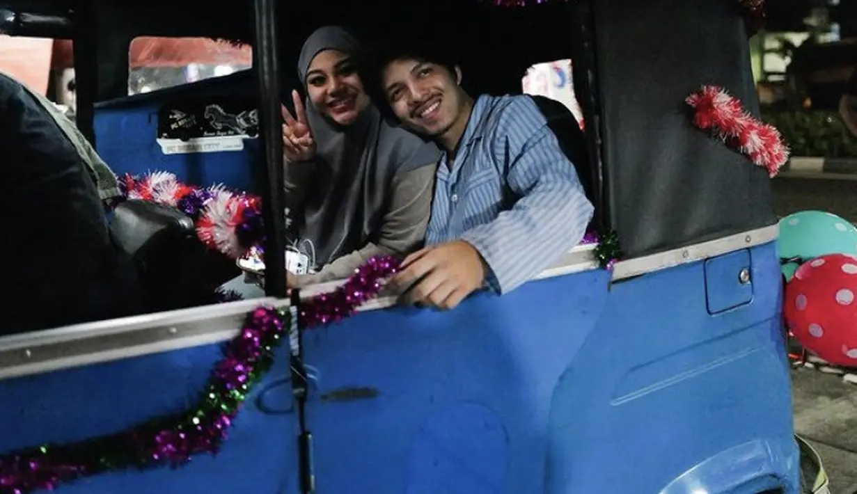 Kejutan tak sampai di situ saja, Aurel dan Atta yang mengenakan piyama ini juga naik bajaj warna biru setelah perayaan ulang tahun di warung pecel lele. (@attahalilintar)