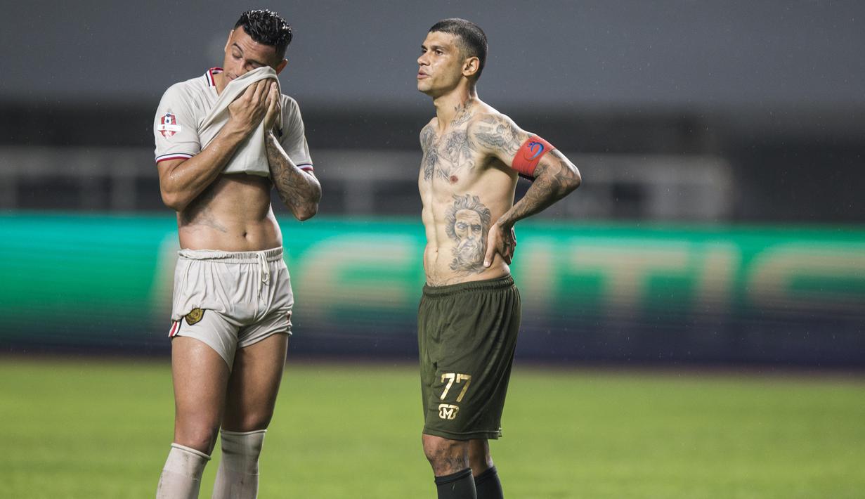 Gelandang Persela Lamongan, Rafael Oliviera, berbincang dengan gelandang Tira Persikabo, Ciro Henrique, pada laga Liga 1 di Stadion Pakansari, Bogor, Senin (16/12). Kedua klub bermain imbang 1-1. (Bola.com/Vitalis Yogi Trisna)