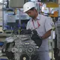 Pekerja merakit komponen mobil di PT Toyota Motor Manufacturing Indonesia (TMMIN), Jakarta, Senin (9/5). Pemerintah menetapkan industri kendaraan bermotor (KBM) sebagai prioritas untuk membangkitkan industri otomotif Nasional (Liputan6.com/Angga Yuniar)