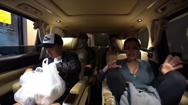 7 Momen Nikita Mirzani Bagikan Makanan di Pinggir Jalan, Penuh Haru