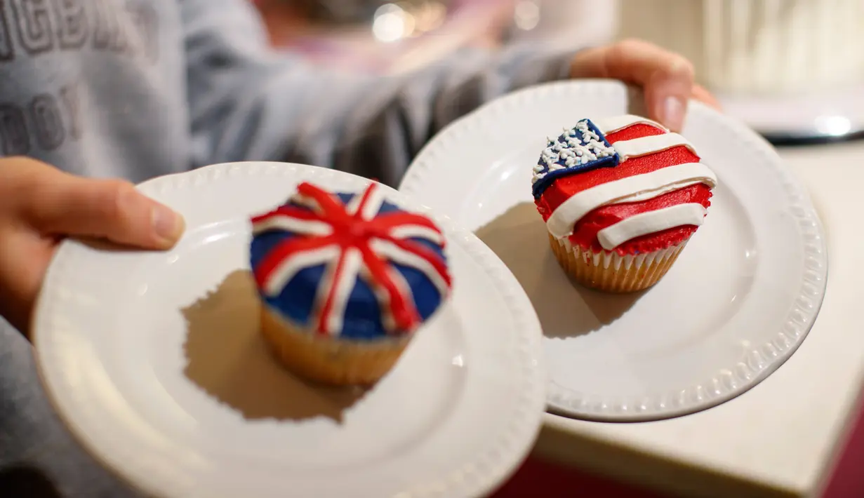 Cupcakes edisi khusus untuk menghormati pernikahan Pangeran Harry dan Meghan Markle di Hummingbird Bakery, London, 11 Mei 2018. Pernikahan Harry dan Meghan akan digelar 19 Mei mendatang di Kapel St. George, Istana Windsor. (AFP/Tolga AKMEN)